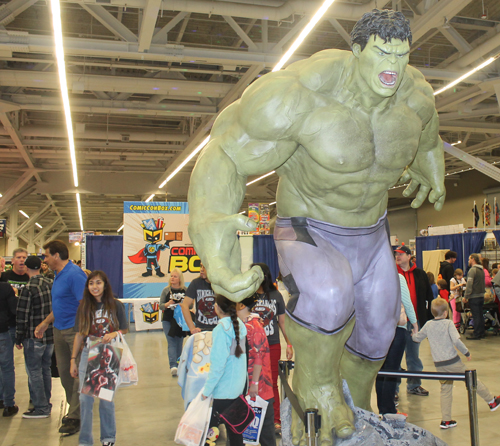 Lou Ferrigno (blue shirt) near the Hulk statue