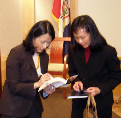 Jane Hyun signs an autograph after her speech