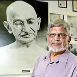 Arun Gandhi in front of Mahatma Gandhi photo