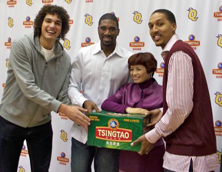 Cleveland Cavaliers Anderson Varejao, Leon Powe and Jamario Moon with Ms. Yan and a case of Tsingtao beer