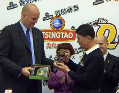 Cleveland Cavs GM Danny Ferry exchanges gifts with Tsingtao's Mr. Guo Yu Sun