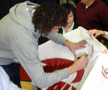 Cleveland Cavalier Anderson Varejao signs the banner
