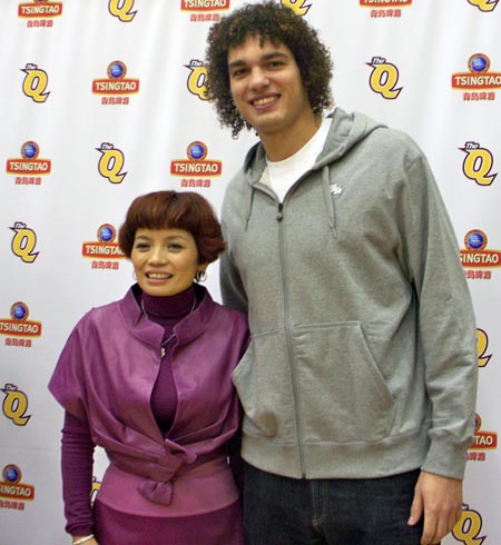 Tsingtao's Xu Yan and Cleveland Cavalier Anderson Varejao