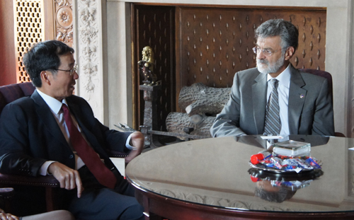 Consul General of People's Republic of China in New York Sun Guoxiang  and Cleveland Mayor Frank Jackson
